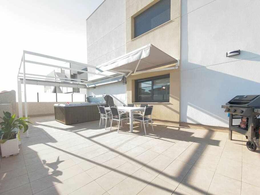 un patio avec une table, des chaises et un barbecue dans l'établissement Groundfloor Pink Ciñuelica -Winter by the sea, à Orihuela Costa