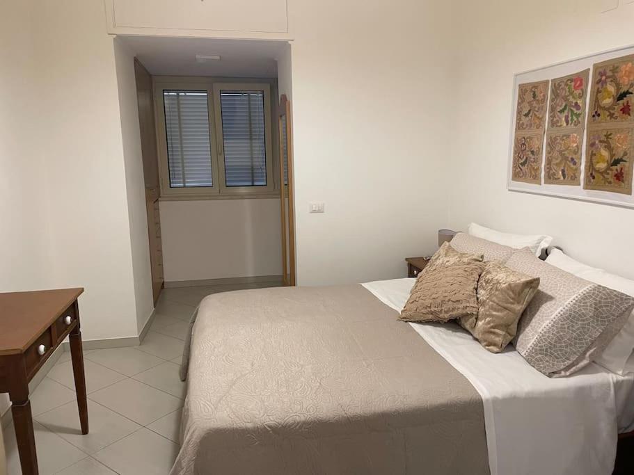 una camera con letto, tavolo e finestra di Matteo House nel cuore di Sorrento a Sorrento