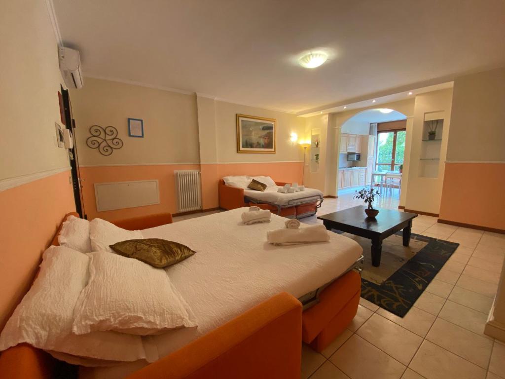 Postel nebo postele na pokoji v ubytování Ferretti Residence Garda Palace