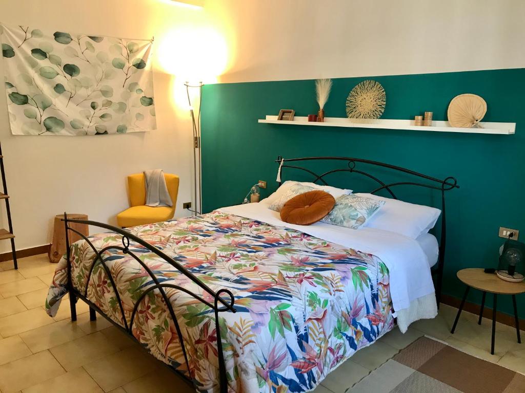 - une chambre avec un lit et un mur vert dans l'établissement IULI LAKE HOME Tra lago e montagna, à Olginate