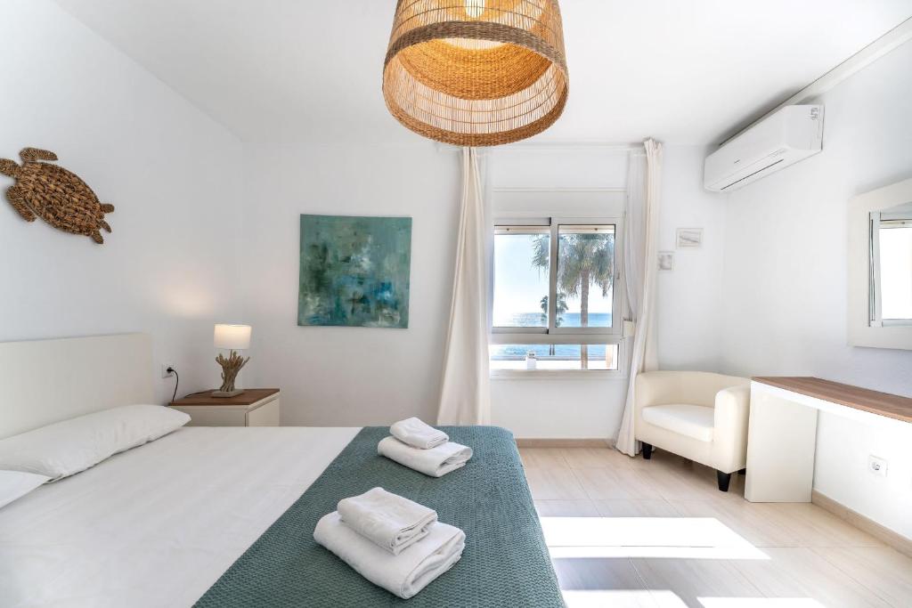 Posteľ alebo postele v izbe v ubytovaní Dona Lola Patricia - Spacious 3 bedroom top floor apartment with uninterrupted sea views - Only a few meters to Calahonda beach - Costa del Sol - CS188