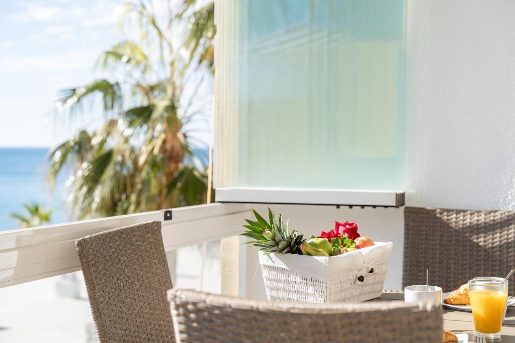 Balkón alebo terasa v ubytovaní Dona Lola Patricia - Spacious 3 bedroom top floor apartment with uninterrupted sea views - Only a few meters to Calahonda beach - Costa del Sol - CS188