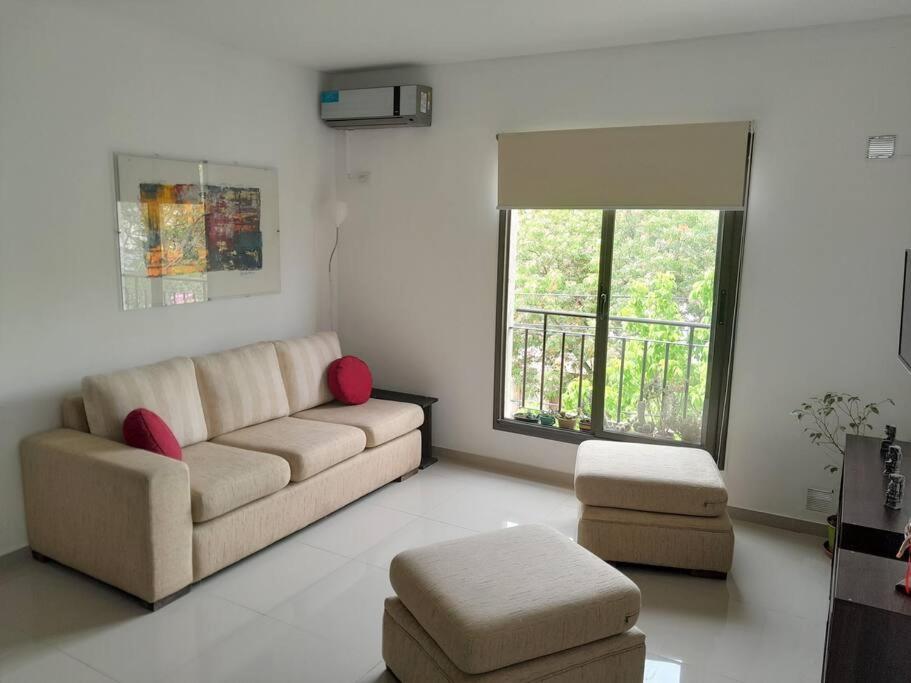 sala de estar con sofá y ventana en Hermoso y luminoso departamento en Godoy Cruz en Godoy Cruz