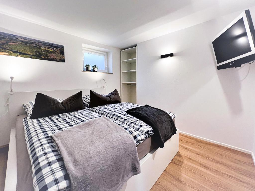 Postel nebo postele na pokoji v ubytování Ferienwohnung Weininsel