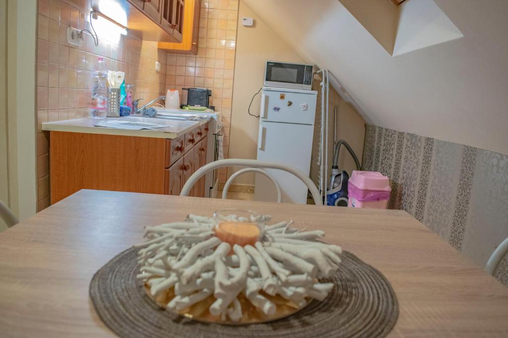 Kuchyňa alebo kuchynka v ubytovaní Katyca Apartman