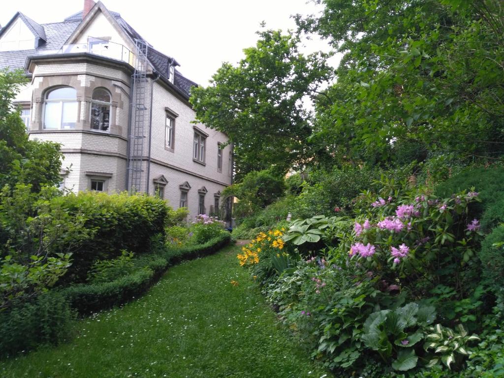 ein altes Haus mit Garten davor in der Unterkunft Ferienwohnung Pfeiffer in Eisenach