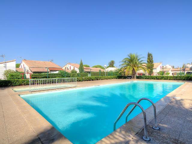 duży niebieski basen w domu w obiekcie CORALINES - Villa en residence w mieście Saint-Cyprien