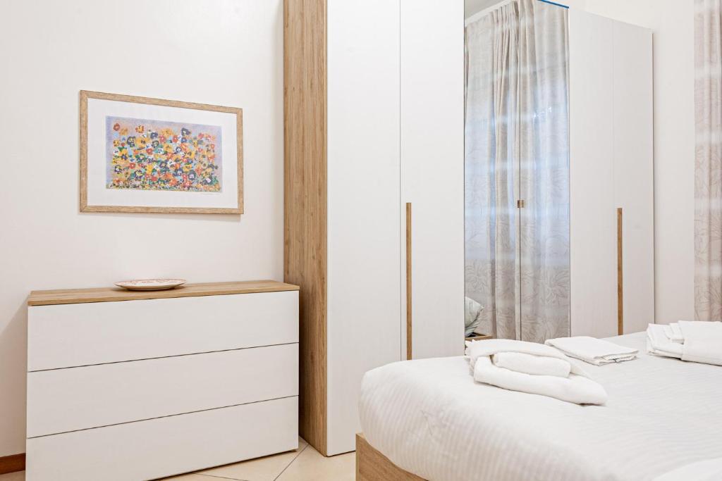 A bed or beds in a room at BnButler - Pellegrino Rossi, 42 - Ampio e Comodo per 5