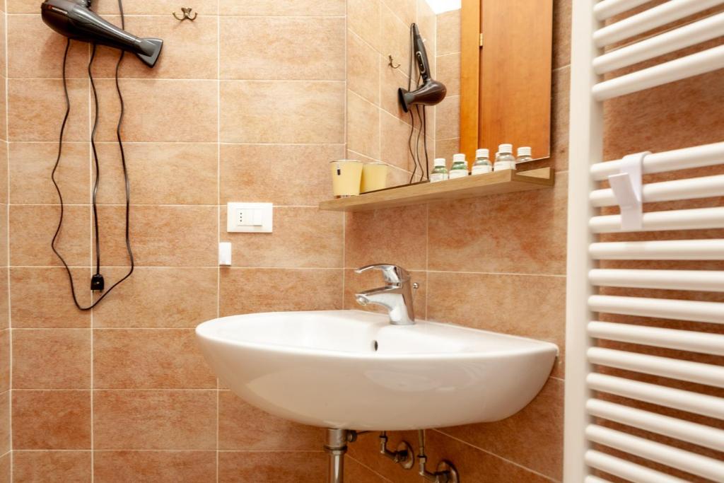 A bathroom at BnButler - Pellegrino Rossi, 42 - Ampio e Comodo per 5