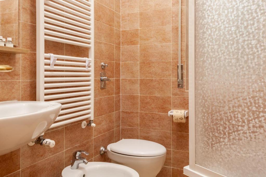 A bathroom at BnButler - Pellegrino Rossi, 42 - Ampio e Comodo per 5