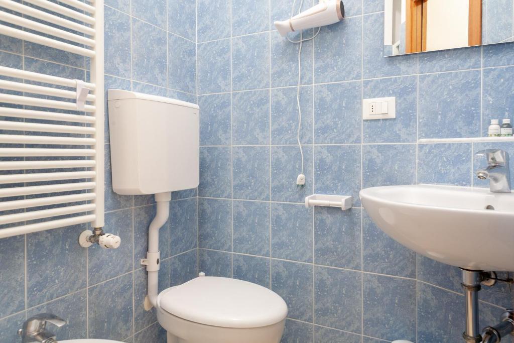 A bathroom at BnButler - Pellegrino Rossi, 42 - Ampio e Comodo per 5