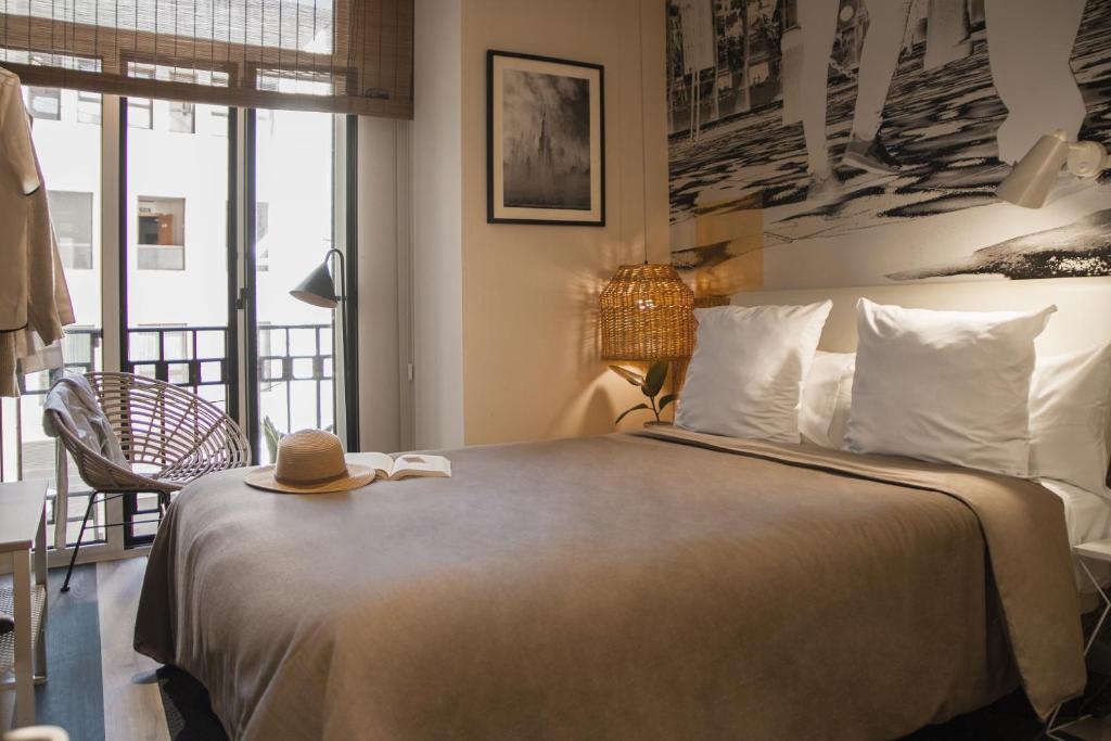 una habitación de hotel con una cama con sombrero en room Select Tetuán, en Sevilla