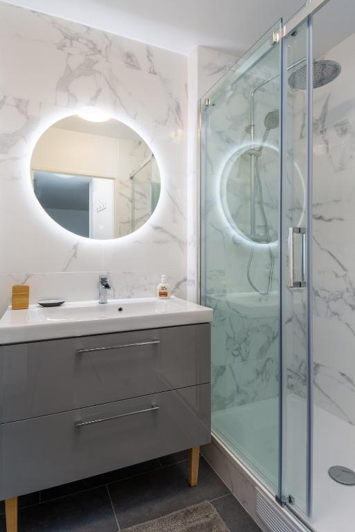 a bathroom with a sink and a shower at T2 Marvel Apartment Near DisneylandParis in Serris