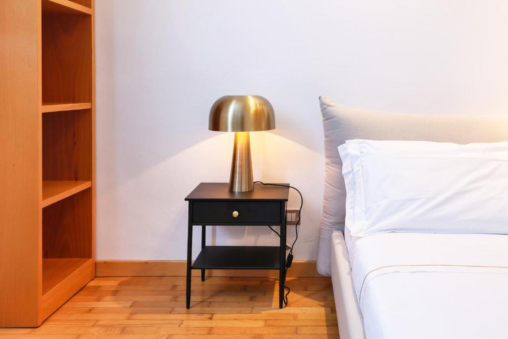 Łóżko lub łóżka w pokoju w obiekcie Duomo Luxury Apartment VIII