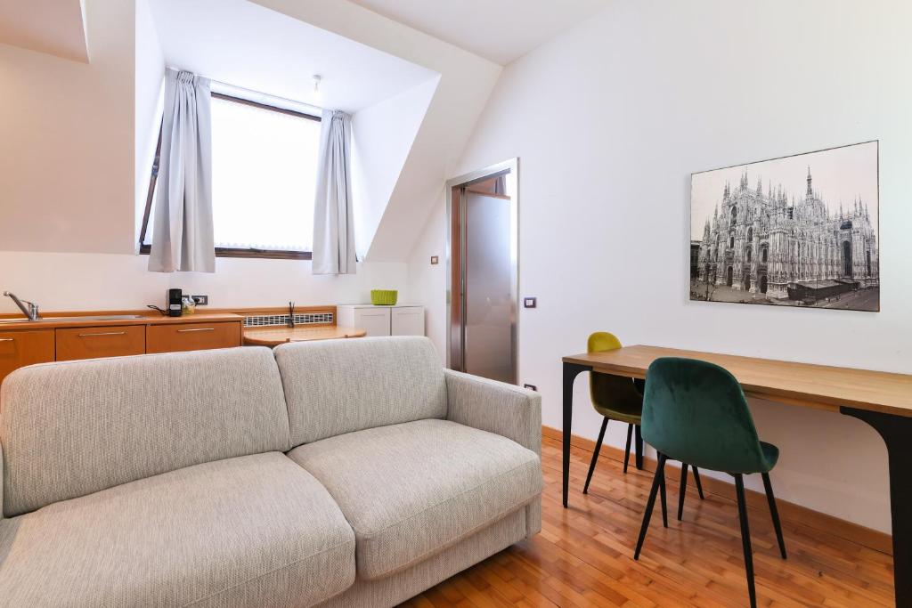 salon z kanapą i stołem w obiekcie Duomo Luxury Apartment VIII w Mediolanie