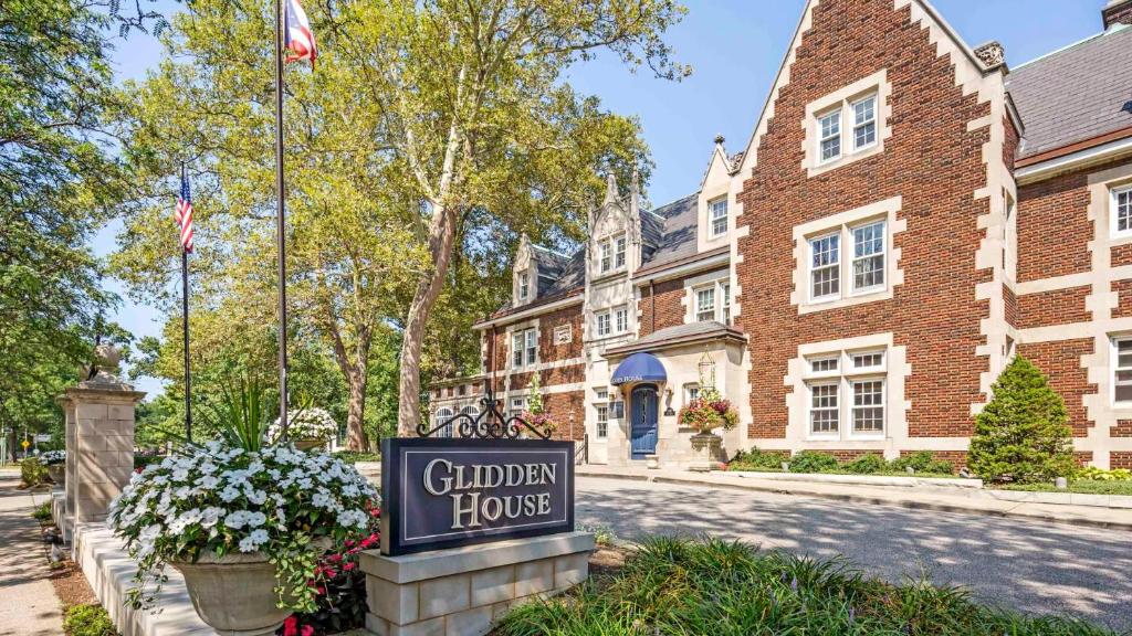 uma casa de escola com um cartaz em frente em The Glidden House em Cleveland