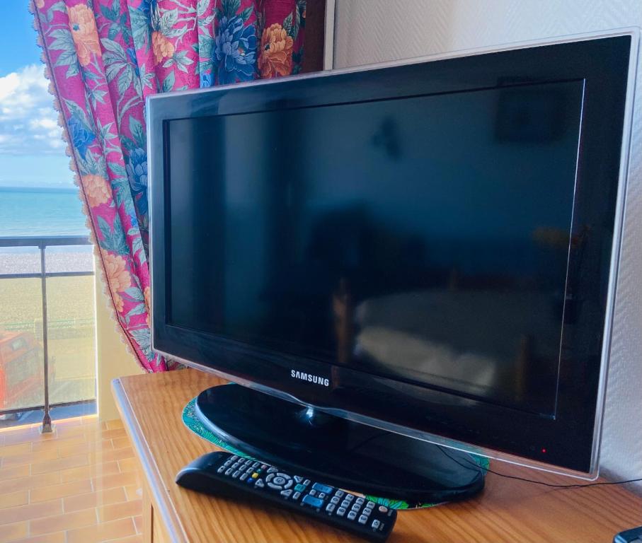 TV a/nebo společenská místnost v ubytování Studio lumineux face mer à Cayeux sur mer