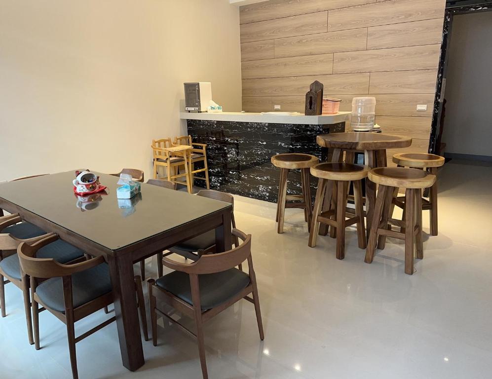 a room with two tables and chairs and a bar at 筠鈞親子民宿 in Chiang-hsi-shan-lin