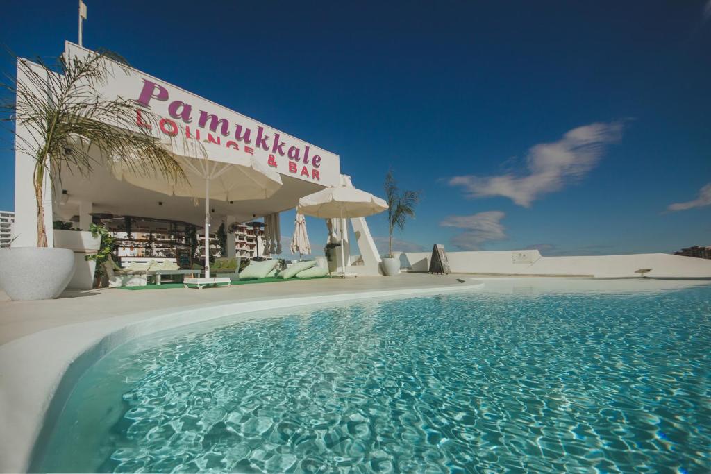 um resort com uma piscina em frente a um edifício em Caesar Resort & Spa Official em Iskele