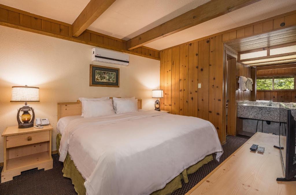 The Pines Resort & Conference Center - Room King Con Sofá Cama