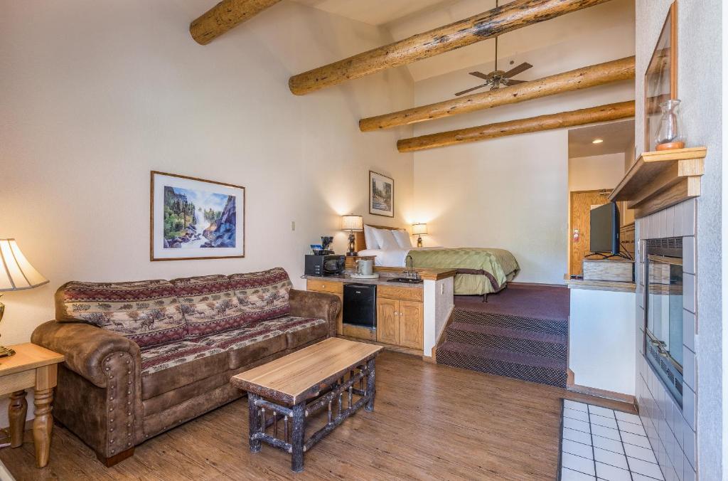 The Pines Resort & Conference Center - Suite