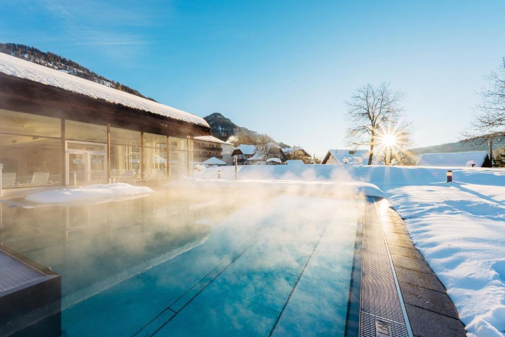 Bazén v ubytování OptimaMed Gesundheitsresort Weißbriach GmbH nebo v jeho okolí