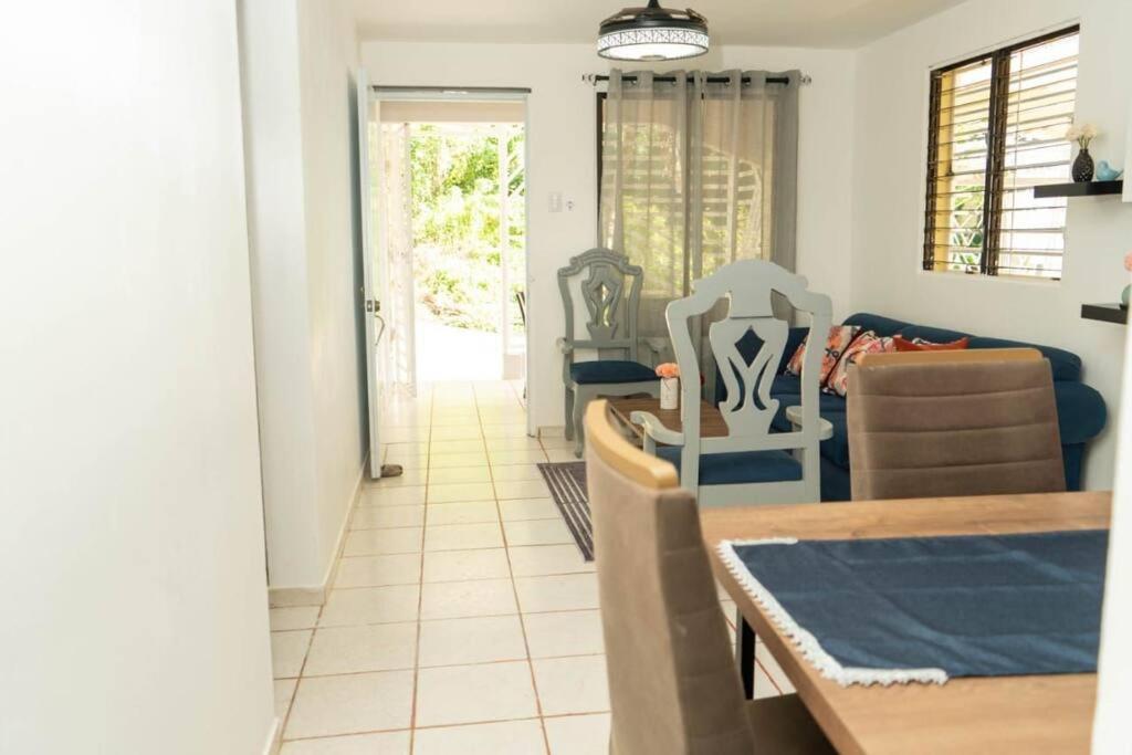 a living room with a couch and a table and chairs at casa acogedora de 3 habitaciones in Santa Bárbara de Samaná