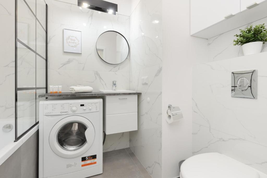 Kúpeľňa v ubytovaní Elegant Apartment with Balcony & Bathtub Warsaw Wola by Noclegi Renters