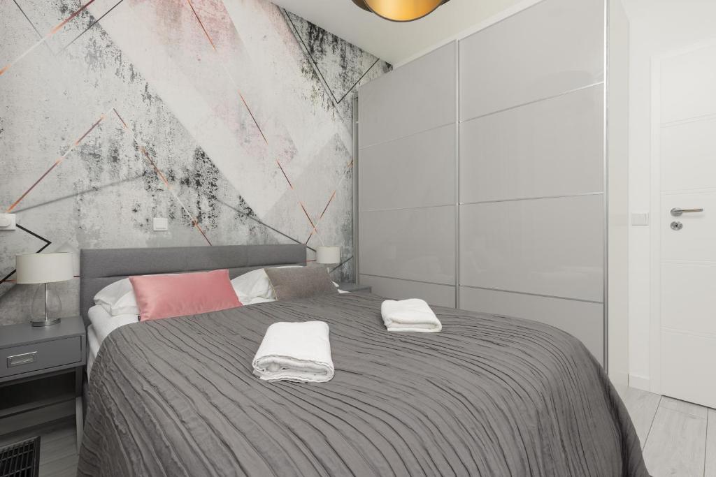 Posteľ alebo postele v izbe v ubytovaní Elegant Apartment with Balcony & Bathtub Warsaw Wola by Noclegi Renters