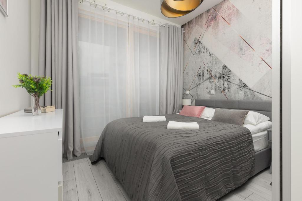 Posteľ alebo postele v izbe v ubytovaní Elegant Apartment with Balcony & Bathtub Warsaw Wola by Noclegi Renters