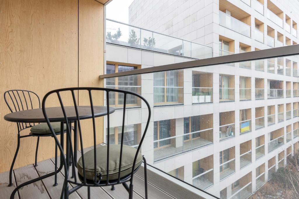 Balkón alebo terasa v ubytovaní Elegant Apartment with Balcony & Bathtub Warsaw Wola by Noclegi Renters
