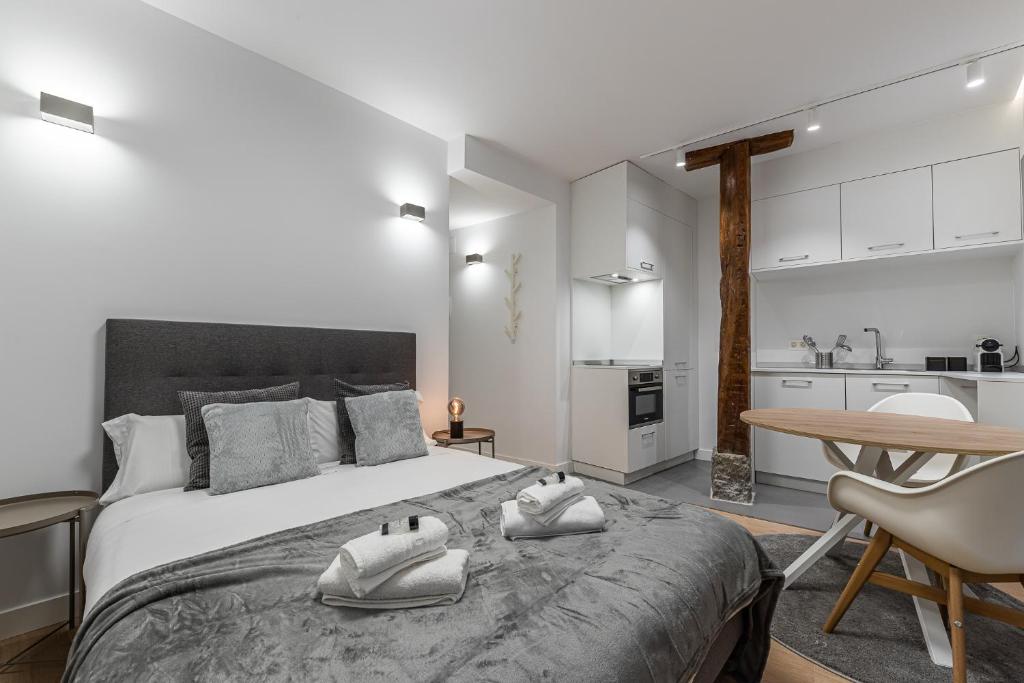 een slaapkamer met een groot bed en een keuken bij BNBHolder The Sweetest II Centre in Madrid
