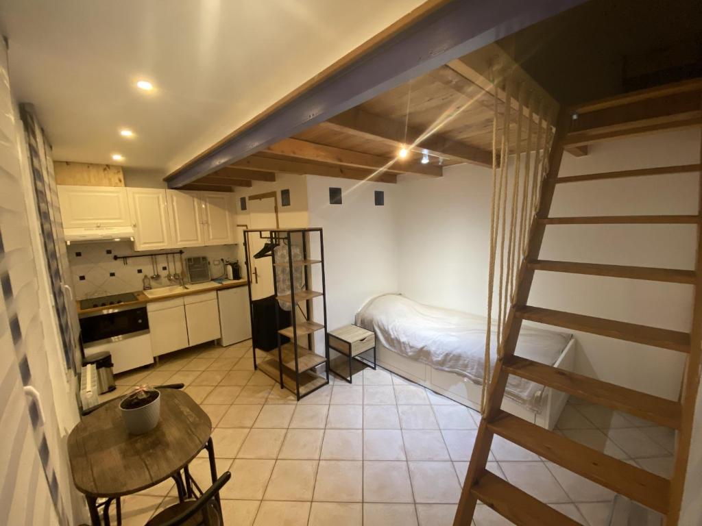 eine kleine Küche mit einer Treppe, die zu einem Zimmer führt in der Unterkunft Studios NMM in Gentilly