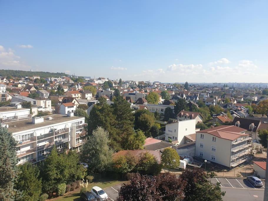 Výhľad na mesto Rosny-sous-Bois alebo výhľad na mesto priamo z apartmánu