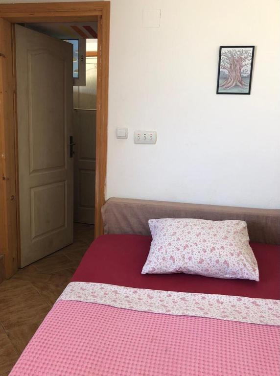Llit o llits en una habitació de Hostel Anton