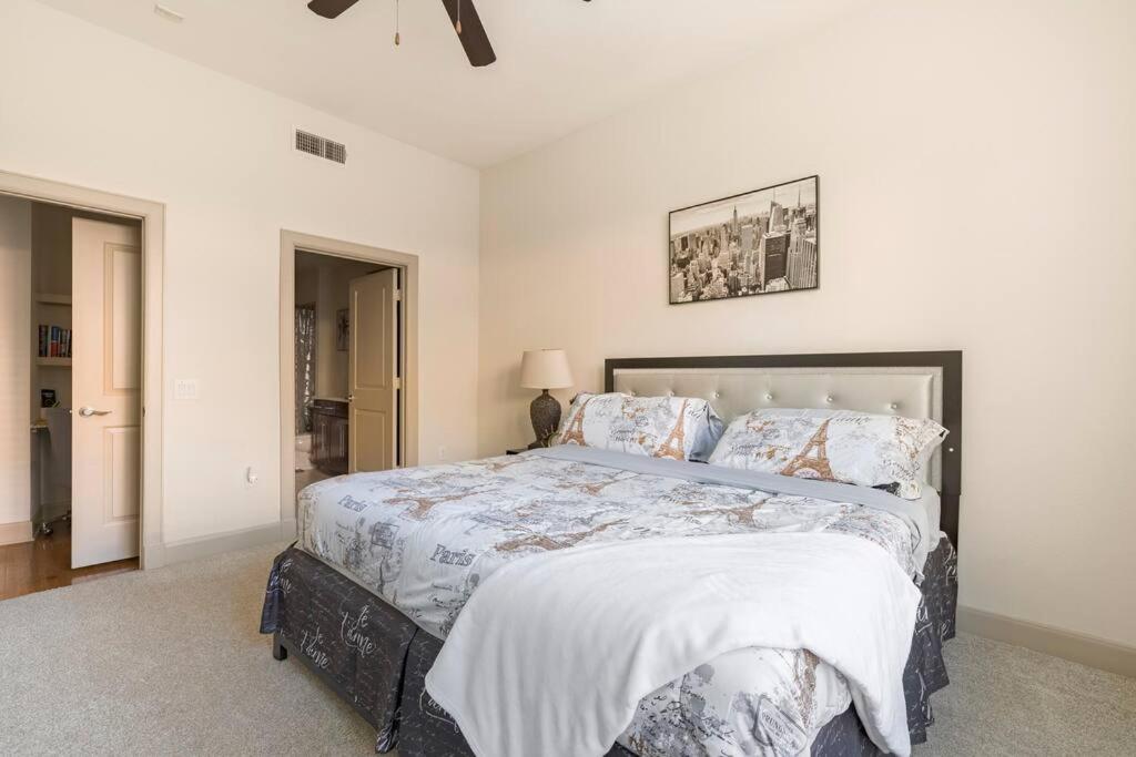 Un dormitorio blanco con una cama grande. en Home felt apartment- Med Center/NRG en Houston