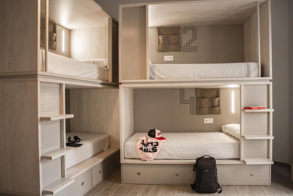 Room Salvador - 四床混合宿舍间的床位 - 带私人浴室