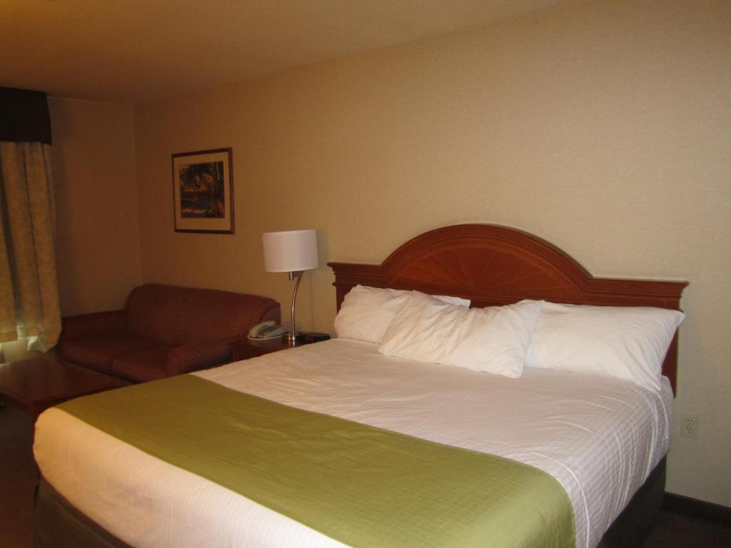 Postel nebo postele na pokoji v ubytování Super 8 by Wyndham Fort St. John BC