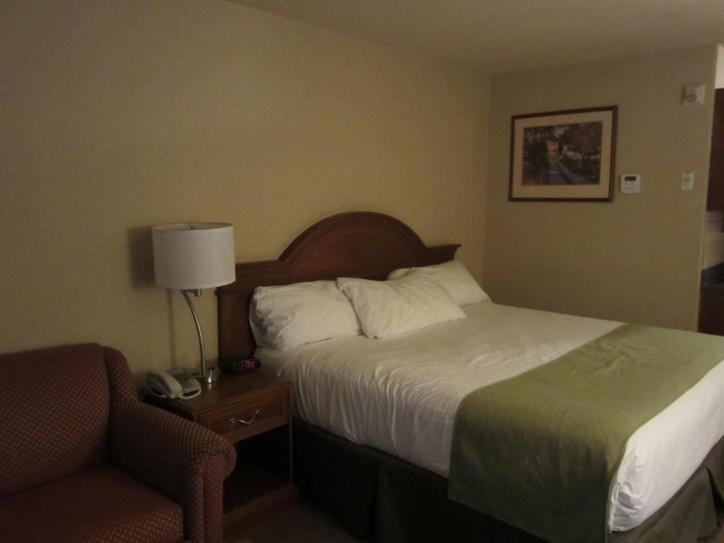 Postel nebo postele na pokoji v ubytování Super 8 by Wyndham Fort St. John BC