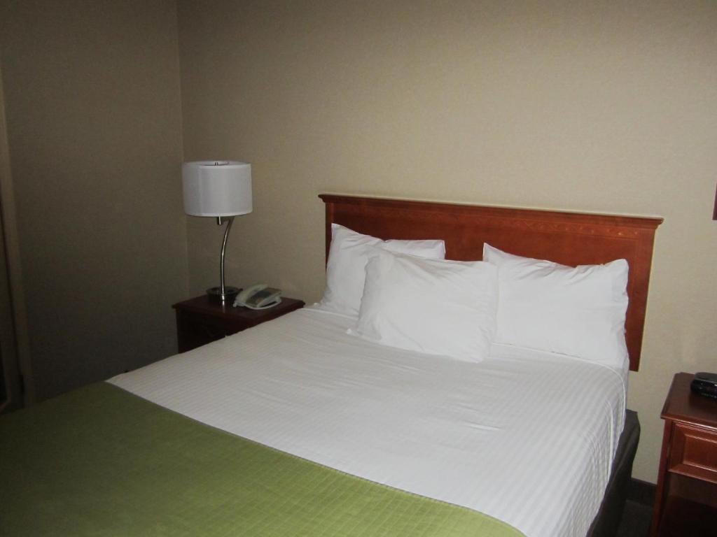 Postel nebo postele na pokoji v ubytování Super 8 by Wyndham Fort St. John BC
