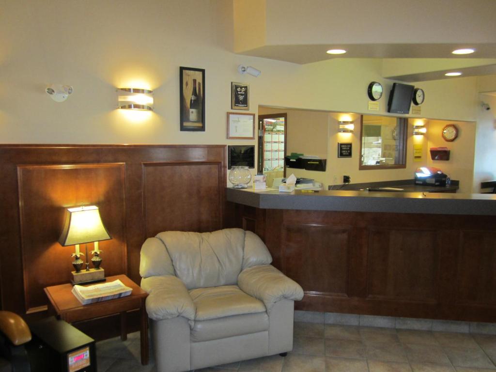 Posezení v ubytování Super 8 by Wyndham Fort St. John BC