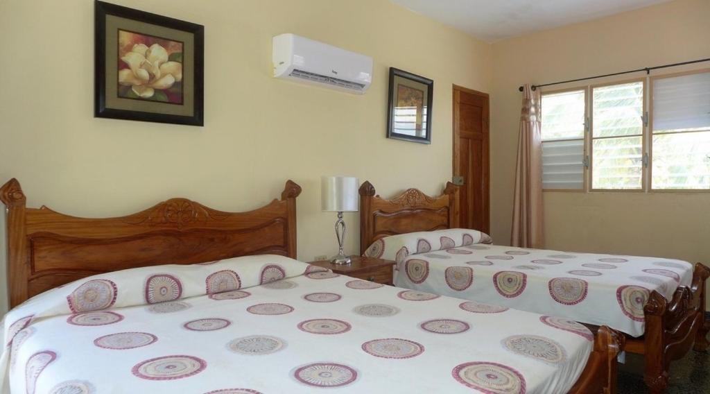 a bedroom with two beds and a window at Hostal Casa Pedro y Mayi Appartement 2 in Cienfuegos