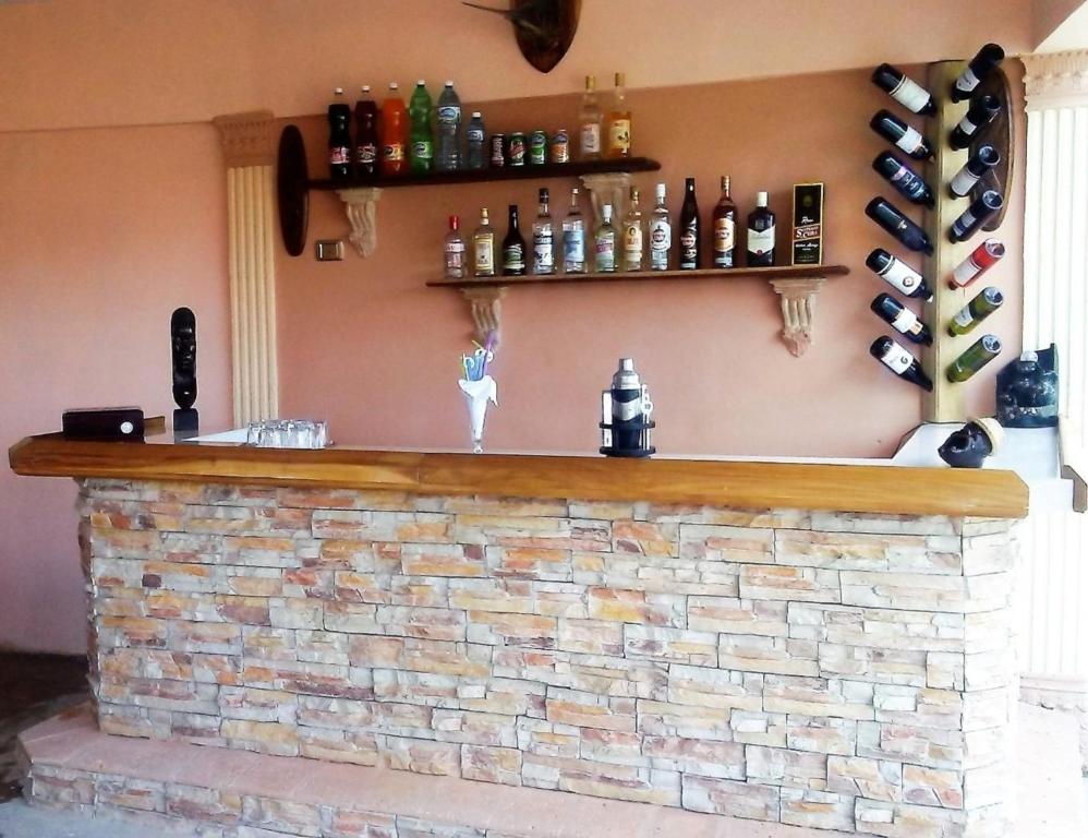 a bar with bottles of wine on a wall at Casa Gran Cañn Appartement 1 in Playa Larga