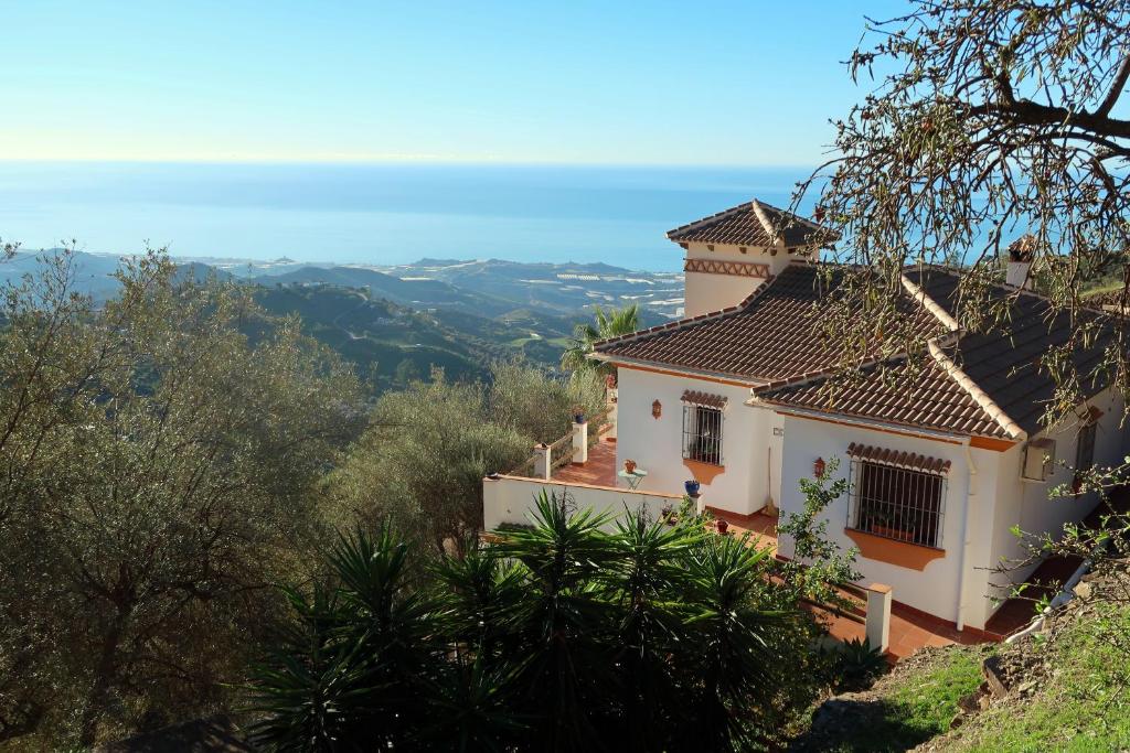 una casa al lado de una colina con vistas en Villa Los Naranjos, en Sayalonga