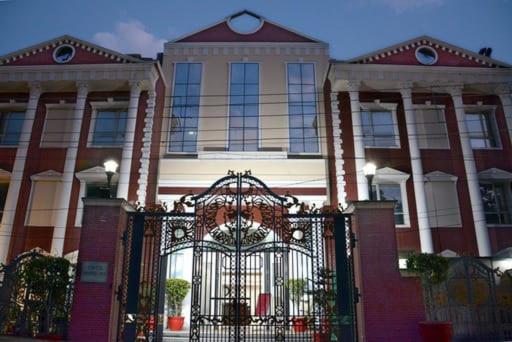 un gran edificio con una puerta delante en Hotel Cymbal -Sector 31 Gurgaon, en Gurgaon