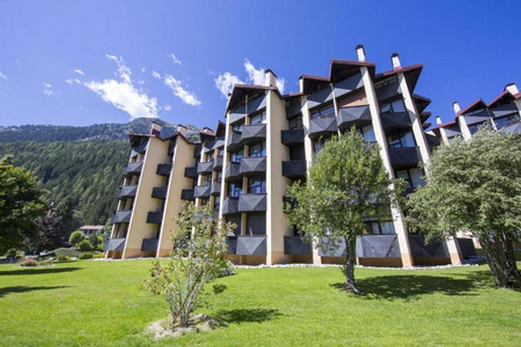 ein großes Gebäude mit Bäumen davor in der Unterkunft Cocon en face du Grands Montets in Chamonix-Mont-Blanc