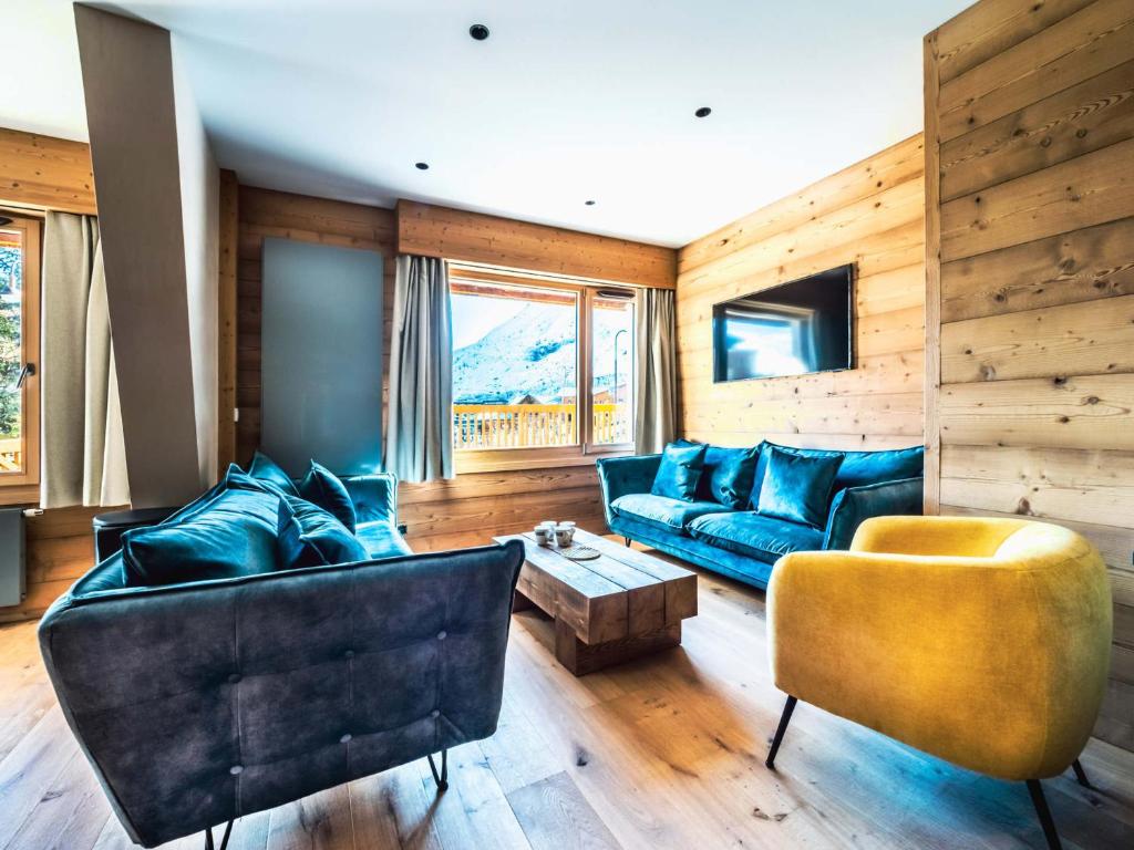 salon z kanapą i krzesłem w obiekcie Appartement rénové 4 pièces, proche pistes, terrasse, WIFI, Tignes le Lac - FR-1-502-462 w mieście Tignes