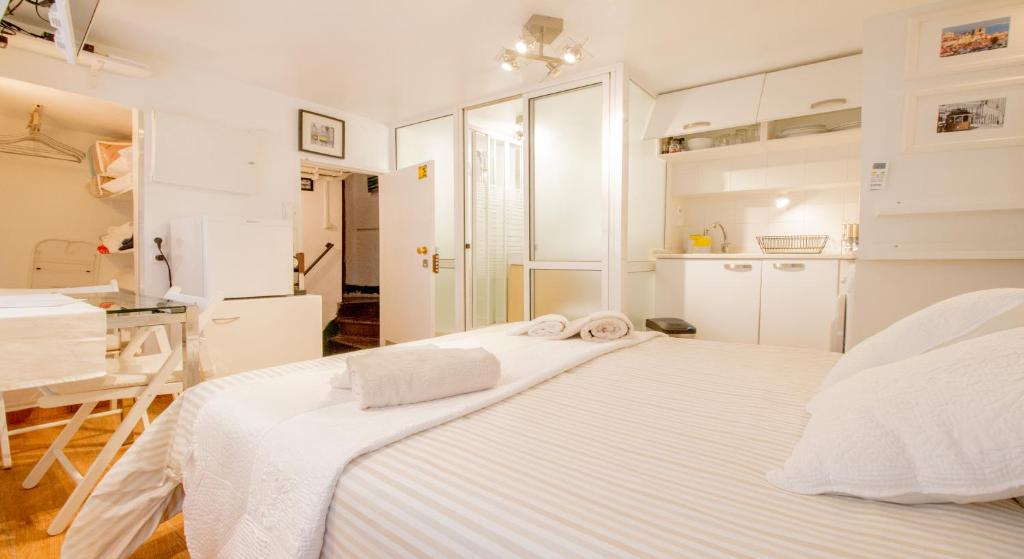 Postel nebo postele na pokoji v ubytování Alfama Heart for two Apartment