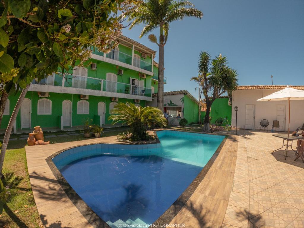 una piscina frente a una casa en Pousada Terra Nostra, en Prado