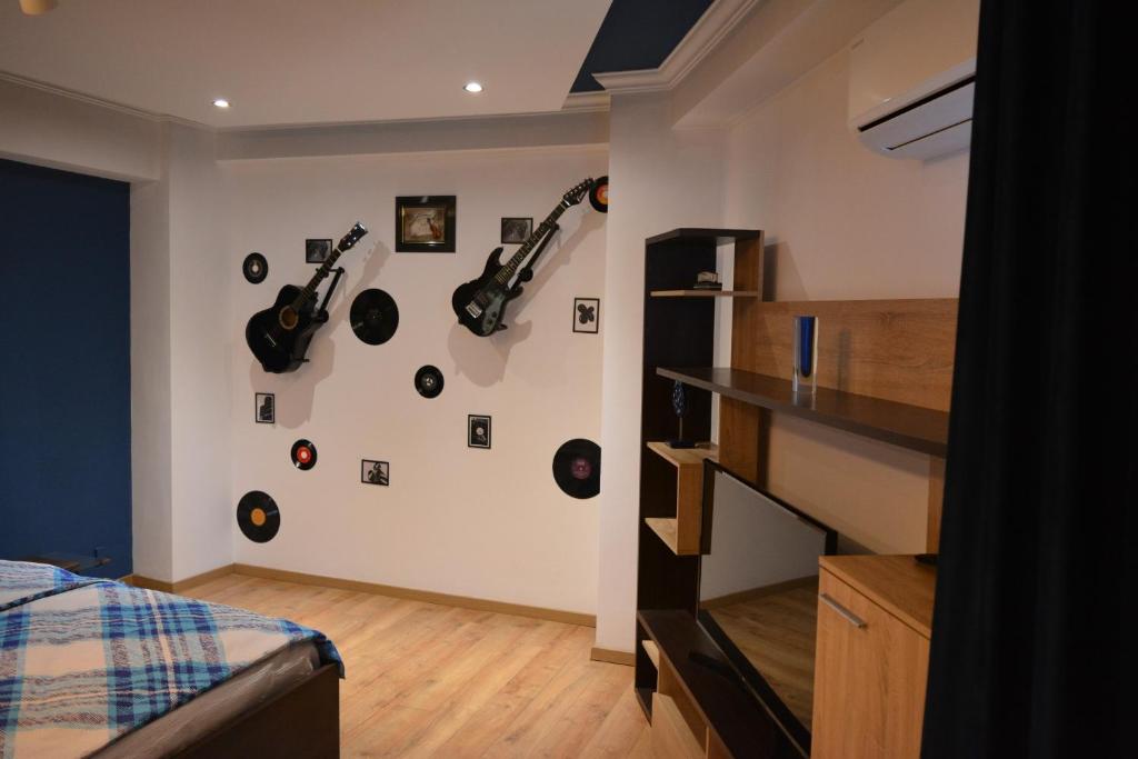ein Schlafzimmer mit einer Wand mit Musikinstrumenten darauf in der Unterkunft M@D Music Apartment in Timişoara